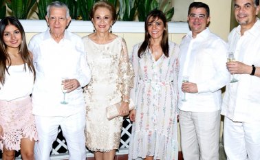 Gabriela Riascos, Álvaro Riascos, Leonor Mendoza de Riascos, Adriana Contreras, Juan Fernando Riascos y Ricardo Riascos. Mario Franco
