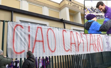 Una pancarta gigante que dice 'Ciao Captain' fue colgada en la cerca del estadio de Fiorentina, este domingo. El defensor internacional italiano Davide Astori fue encontrado muerto en su habitación de hotel. AFP