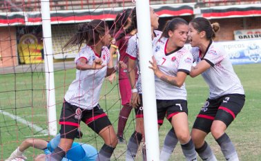 Las jugadoras del Cúcuta Deportivo femenino celebran gol de Yuriana Ávila. Luis Alfredo Estévez
