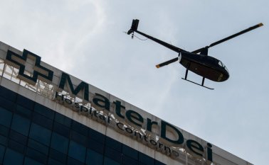 Un helicóptero sale del hospital Mater Dei llevando a bordo a la superestrella Neymar de Brasil y París Saint-Germain después de una operación exitosa en su pie, en Belo Horizonte. AFP