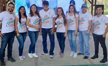 Juan Carlos Peñaloza, Janelys García, Marcela Torres, el gerente de Aguas Kpital, Hugo Vergel Hernández, Paola Flórez, Angie Pabón, Carlos Cote y Esneider Cueto. Edinsson Figueroa