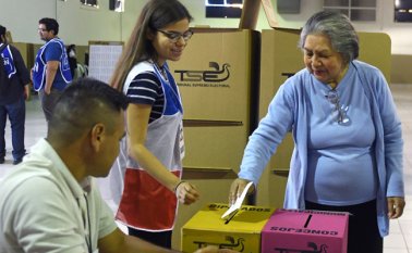 Unos 5,1 millones de ciudadanos fueron convocados pero se estima que la asistencia a las mesas electorales fue baja. AFP
