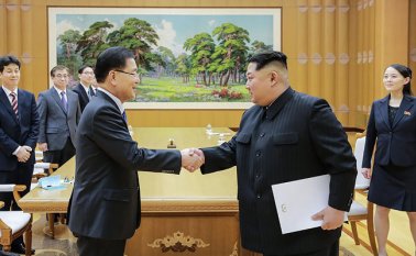 El líder norcoreano Kim Jong-Un (derecha) estrecha la mano del principal delegado surcoreano, Chung Eui-yong, quien viajó como enviado del presidente Moon Jae-in del Sur, durante su reunión en Pyongyang. AFP