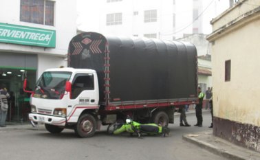 El choque se registró en una  esquina, contra el camión NPR, de placa SYM-235, que transitaba por la calle hacia la carrera 9. Cortesía