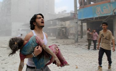 El informe también establece que la coalición militar liderada por Estados Unidos bombardeó en marzo de 2017 una escuela en la que había 200 civiles desplazados.
AFP