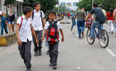 Los estudiantes han tenido que llegar a sus colegios por sus propios medios de transporte. Desde el lunes está suspendido el servicio. Mario Caicedo