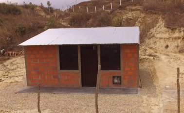 Las casas están conformadas por dos habitaciones, un baño, cocina, sala, comedor, tanque aéreo, puertas y ventanas metálicas Cortesía