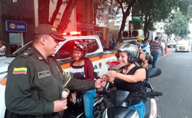 Las mujeres recibieron rosas de los policías. Cortesía