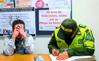 El sujeto fue reseñado por el delito de injuria por vía de hecho. Este hombre es especialista en Gerencia Social de la Universidad de Antioquia y ha sido contratista de la Alcaldía de Medellín.
Colprensa