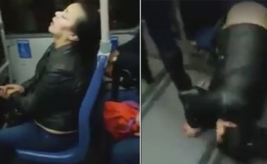 En medio del movimiento de la unidad de transporte, la mujer se va al piso y se da un duro golpe en la cabeza. Captura de video