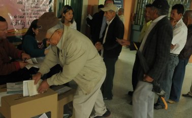 Para resultar electo en el Senado, la normativa establece que las listas de aspirantes alcancen al menos el 2% de los votos. Para la Cámara, el partido debe obtener por lo menos el 50% del cociente electoral. Archivo