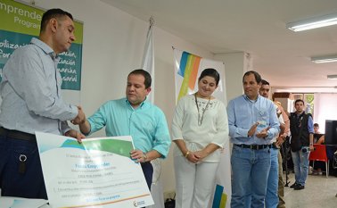 Las seis convocatorias en el país darán apoyo financiero a 996 emprendedores para el desarrollo de sus ideas de negocio. Archivo