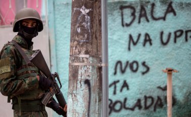 Un soldado durante un operativo de Fuerzas Armadas en la favela Vila Kennedy, en Rio de Janeiro, plagada de violencia. Los robos a mano armada se han vuelto comunes en otras zonas bohemias de la ciudad. AFP