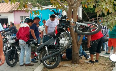 La moto quedó atorada en un árbol. Cortesía