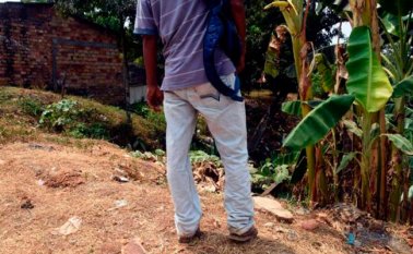 En este lote del barrio Los Alpes resultó herido con un trampero el joven. Colprensa