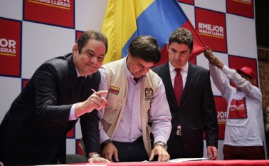 Henao (derecha) indicó que será un vicepresidente que "conoce los temas sociales y las regiones y que tiene experiencia ejecutando". Colprensa