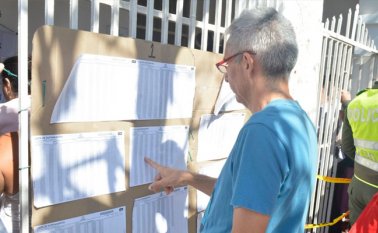 Algunos despistados llegaron a buscar su puesto de votación. Edinsson Figueroa