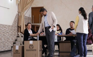 El candidato al senado de la Fuerza Alternativa Revolucionaria del Común (Farc), Ivan Márquez, ejerció su derecho al voto en el Salón comunal San Antonio, en la localidad Antonio Nariño. Colprensa