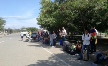 Un grupo de 200 venezolanos esperan 300 metros antes de llegar al puente, que sean las 4:00 p.m. para cruzar a su país. Algunos indicaron que no se les informó el cierre de frontera. Jenny Ortega
