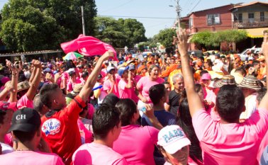 En El Zulia, los partidarios de los distintos movimientos políticos se trenzaron en un duelo de vivas en los alrededores del puesto de votación hasta mucho después de cerradas las votaciones. Allí, al igual que en los demás municipios del área metropolitana de Cúcuta, la contienda electoral se cumplió en completa calma. La Opinión
