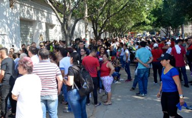 Mientras algunos candidatos madrugaron a misa, otros coordinaron detalles de la logística o se reunieron con parientes y amigos para ir en comitiva hasta los puestos de votación. Edinsson Figueroa