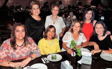 Alicia Acosta Villamizar, Mary Stapper y Claudia Patricia Fossi. Sentadas, Maribel Cuadros, Rossi de Acosta, Sixta Tulia Barón y Nelly Osorio.
Cortesía