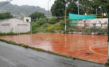 La cancha y el salón comunal deben ser reubicados, porque serán tumbados para terminar la construcción del puente Benito Hernández. Archivo La Opinión