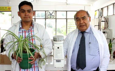 De izquierda a derecha. El estudiante Pablo García y el académico Alfonso Quijano, integrantes del equipo investigador de la Universidad de Pamplona. Roberto Ospino