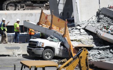 El paso peatonal, de 88 metros de largo, conectaba la Florida International University (FIU) con la ciudad periférica de Sweetwater. Iba a ser inaugurado a principios del año próximo. AFP
