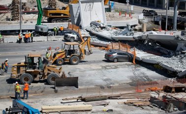 Aún hay seis vehículos por extraer, por lo que no se descartan más víctimas. AFP