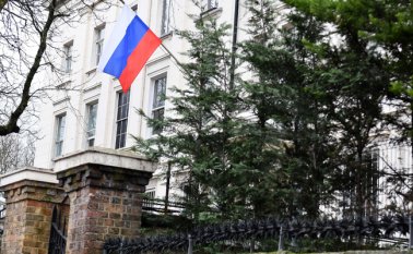 La bandera rusa vuela desde el Consulado de ese país en el centro de Londres. La primera ministra británica Theresa May dijo que Moscú era culpable del intento de asesinato de Skripal, un espía ruso.
AFP