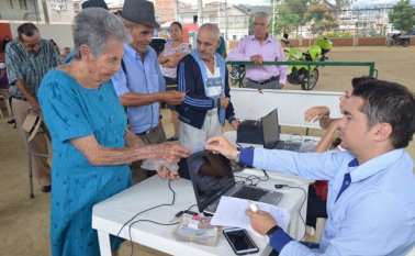 La fecha límite para reclamar el subsidio es el 24 de marzo. Se les pide a los adultos mayores acudir en compañía de un familiar. Archivo
