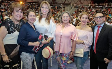 Martha García Serrano, Lourdes Colmenares, Claudia Uribe, Cecilia de Villamizar, Betty Parada y César Ricardo Rojas. Mario Caicedo