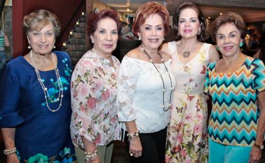 Martha de Benedetti, Mercedes de Hidalgo y Magaly de Canal. Mario Caicedo