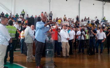 El ministro de Ambiente Luis Gilberto Murillo, fue rechazado por la ciudadanía en Bucaramanga. Tomada de Twitter