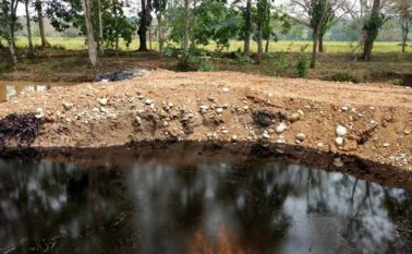 El despliegue logístico que mantiene Ecopetrol ha logrado contener la mancha 600 metros antes del río Sogamoso. Vanguardia Liberal