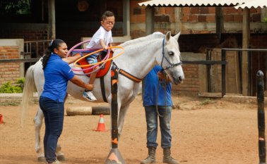 La equinoterapia es uno de los tratamientos más costosos que existen; aquí, la fundación se la ofrece a los niños, como parte del programa. Mario Franco