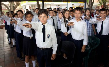 La juramentación de los estudiantes comenzó en el colegio Pablo Correa León, en La Libertad, y hoy se hará la otra en el colegio Carlos Pérez Escalante. Alfredo Estévez / La Opinión