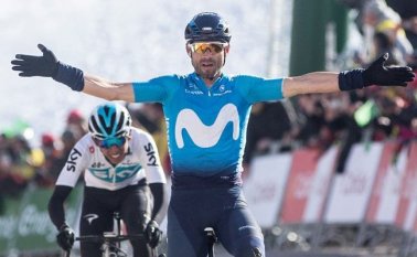 Alejandro Valverde fue impulsado al final por su compañero Nairo Quintana, que se quedó con el tercer puesto. Tomada de Twitter