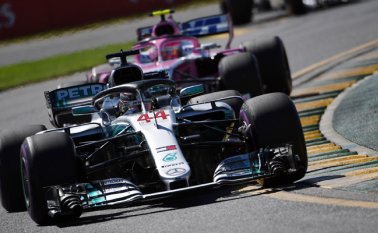 Mañana arranca la temporada para la Fórmula 1 y durante los ensayos de ayer ya se dio un abrebocas de lo que podría pasar durante el año. El británico Lewis Hamilton fue el más rápido de los ensayos y Max Verstappen le pisó los talones. AFP