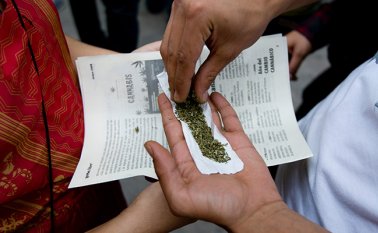 Se decomisaron más de cinco millones de pesos, siete armas de fuego, una granada de fragmentación y seis motocicletas. Internet