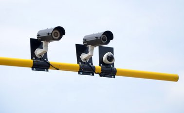 La ubicación de las cámaras que cazan infractores de tránsito en las calles y carreteras ya no será de manera arbitraria. Archivo La Opinión