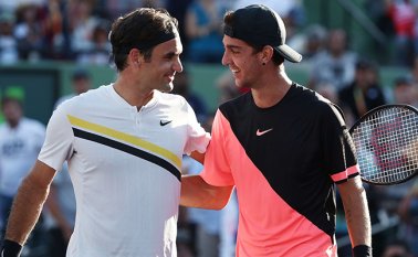 Roger Federer y Thanasi Kokkinakis. AFP
