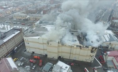 Los equipos de rescate han conseguido extraer 58 cuerpos de entre los restos calcinados del centro comercial. AFP
