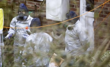 En esta foto tomada el 22 de marzo, los investigadores trabajan en el jardín de la casa de Sergei Skripal en Salisbury, sur de Inglaterra, el exespía ruso envenenado. AFP