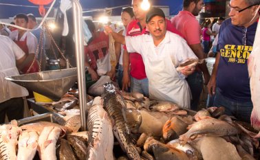 La mayoría de los vendedores de pescado trae 3 toneladas (3.000 kilos) para esta temporada. Luis Alfredo Estévez