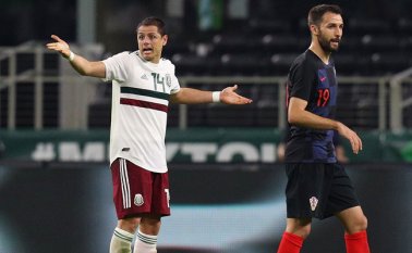 En su partido número 100 con la selección azteca, Javier 'Chicharito' Hernández (izquierda) pasó desapercibido. AFP