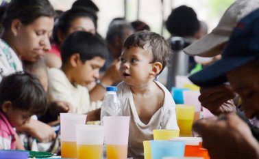 Todos los días llegan unos 700 niños al lugar para recibir ayuda alimentaria. La Opinión
