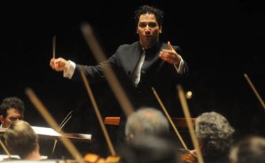 Orozco-Estrada será el director titular número 16 de la orquesta. Tomada de Twitter