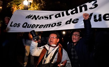 Familiares y colegas de dos periodistas y un conductor del diario ecuatoriano El Comercio, secuestrados en la frontera con Colombia, exigieron su liberación.
 AFP